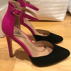 Black and pink heels from Windsor